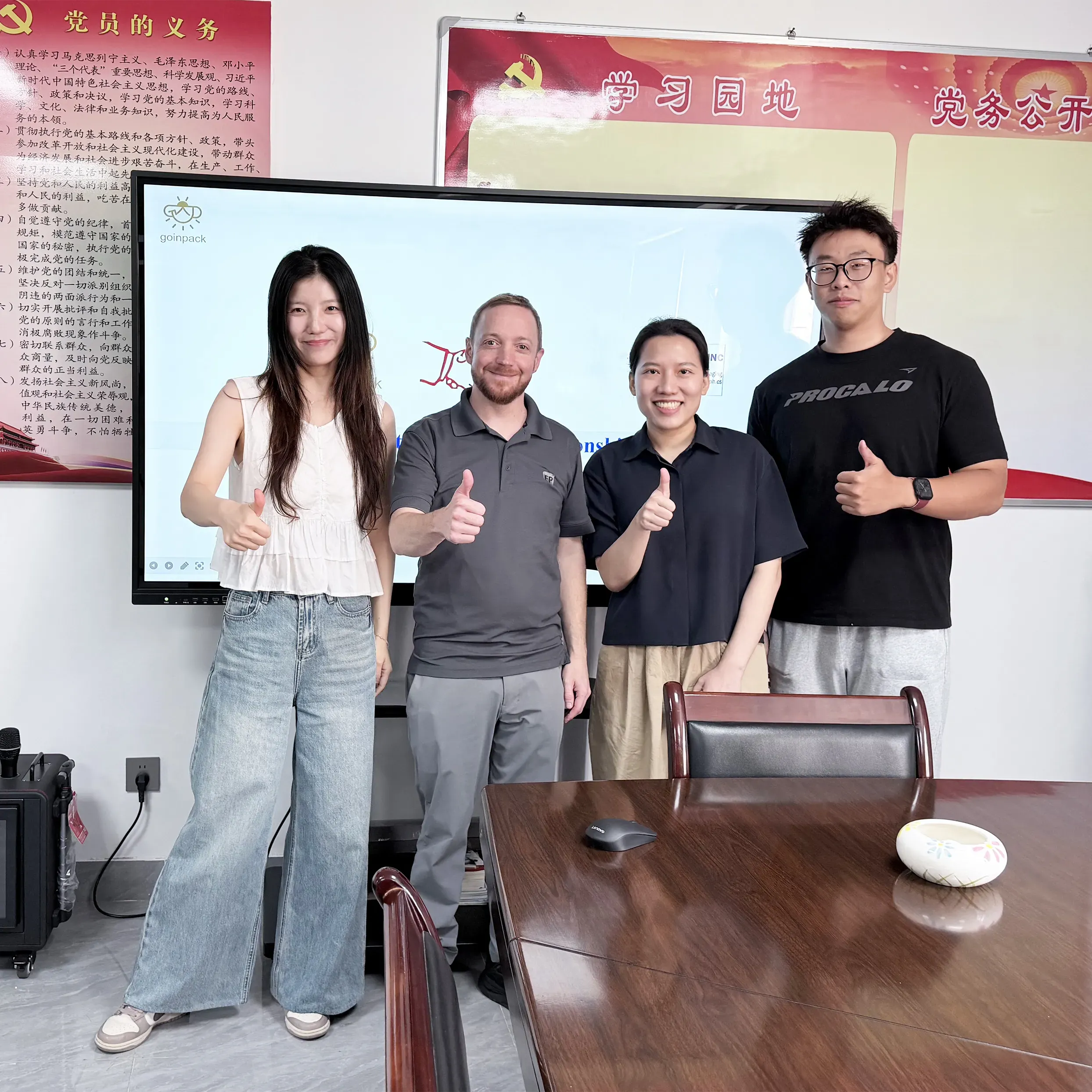 Canadian Customer Visits Our Factory To Inspect Ongoing Packaging Productio Canadian Customer Visits Our Factory To Inspect Ongoing Packaging Productio